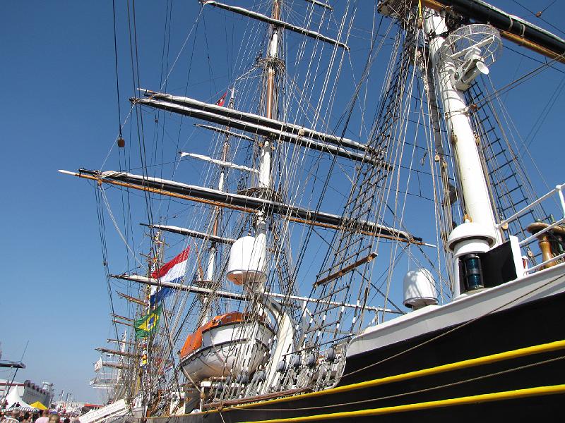 delfsail_masten_stad amsterdam.jpg - Het tuigage van de Stad Amsterdam. Kijk eens hoe fraai alle zeilen opgerold zijn.